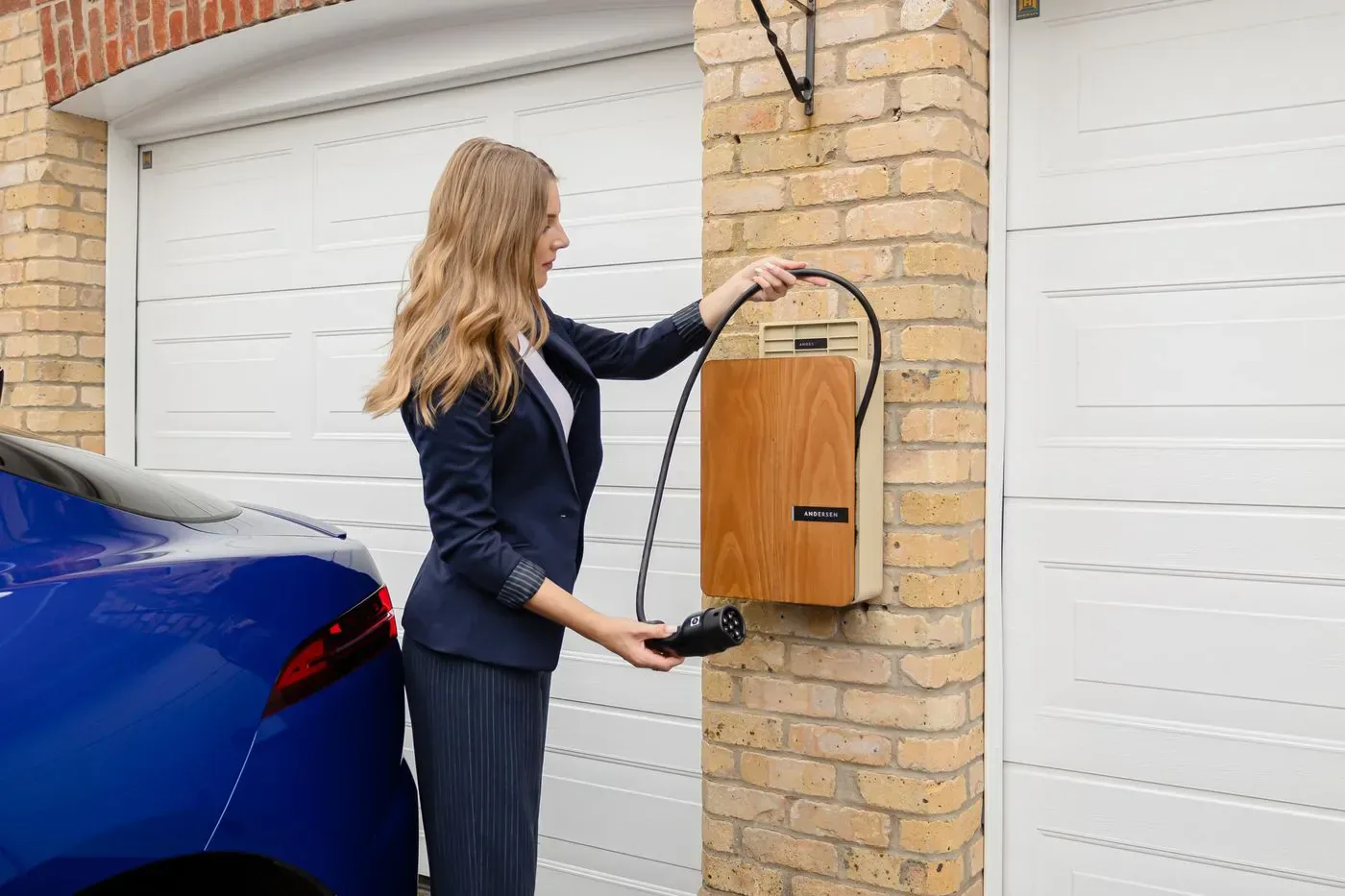 Électricien posant une borne de recharge pour véhicule électrique à L'Haÿ-les-Roses (94240)